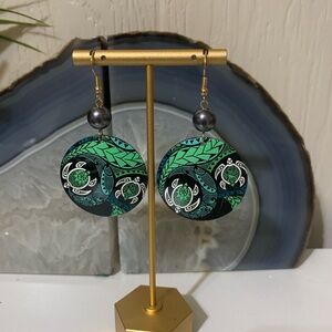 Source Unknown Green and Black Turtle Motif Round Drop Earrings